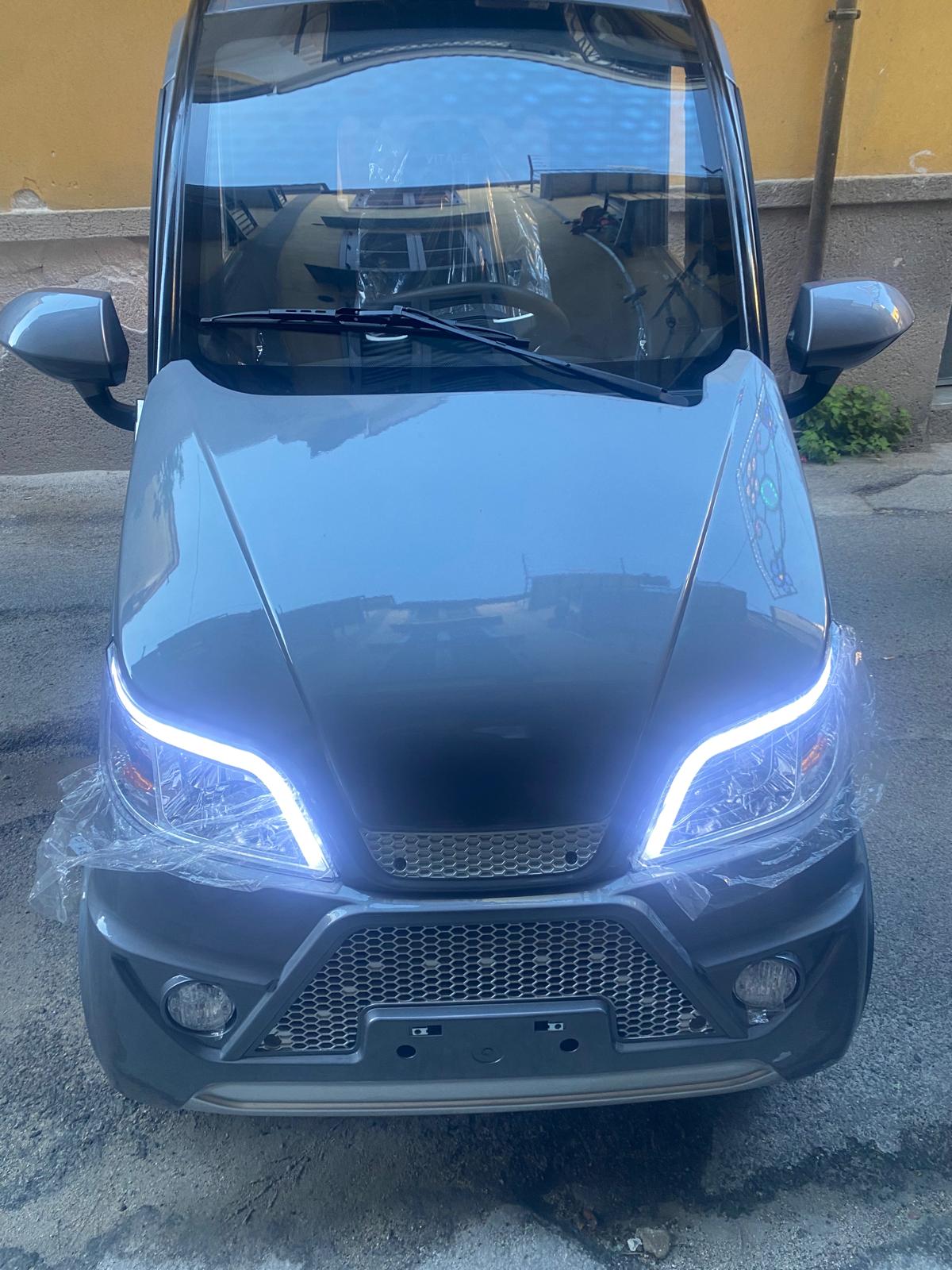 Frontale della microcar elettrica Mob26 con luci LED diurne